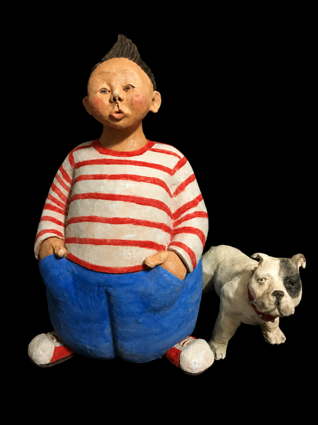 Sculture in ceramica di ragazzo e cane